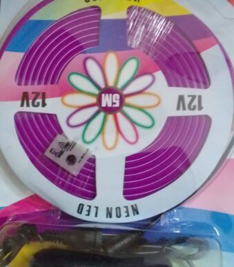 luz de neon con fuente violeta el4