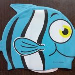gorro de natacion con forma de pez
