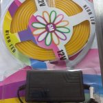 luz de neon con fuente amarilla