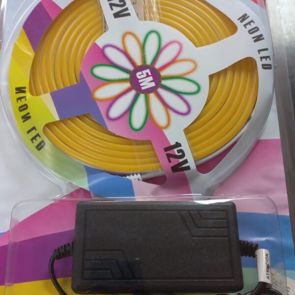 luz de neon con fuente amarilla