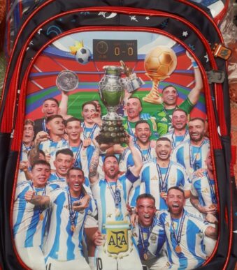 mochila 16" primaria selleccion doble cierre relieve 3 d