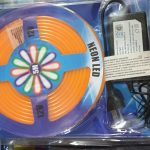 luz de neon con fuente naranja