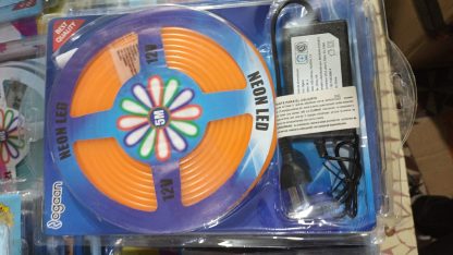 luz de neon con fuente naranja