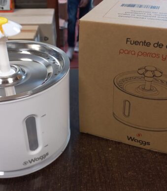 fuente de agua- bebedero- para mascotas waggs petf02 recirculante 2,4 litros