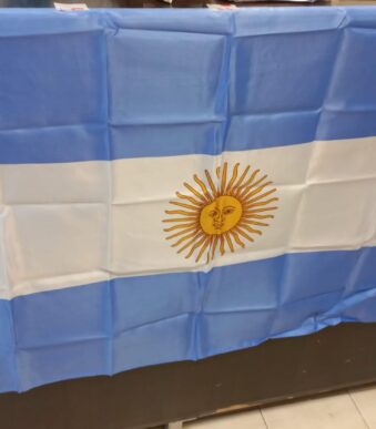 BANDERA ARGENTINA CON OJALES 90X150CM