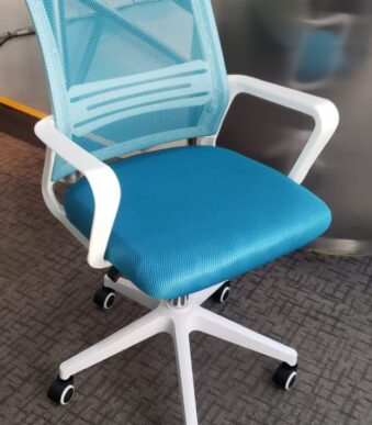 SILLA DE OFICINA BLANCA Y CELESTE SC-01NJ