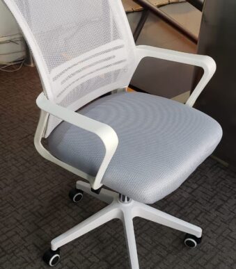 SILLA DE OFICINA BLANCA Y GRIS SC-01NJ