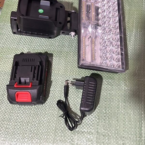 LUZ REFLECTOR PORTATIL CON BATERIA PROFECIONAL TIK TOK F84