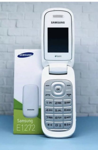 celular samsung con tapita gt-e1272 con detalle estetico minimo